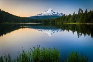 Mount Hood reflectie in meer bij Hood River, Oregon