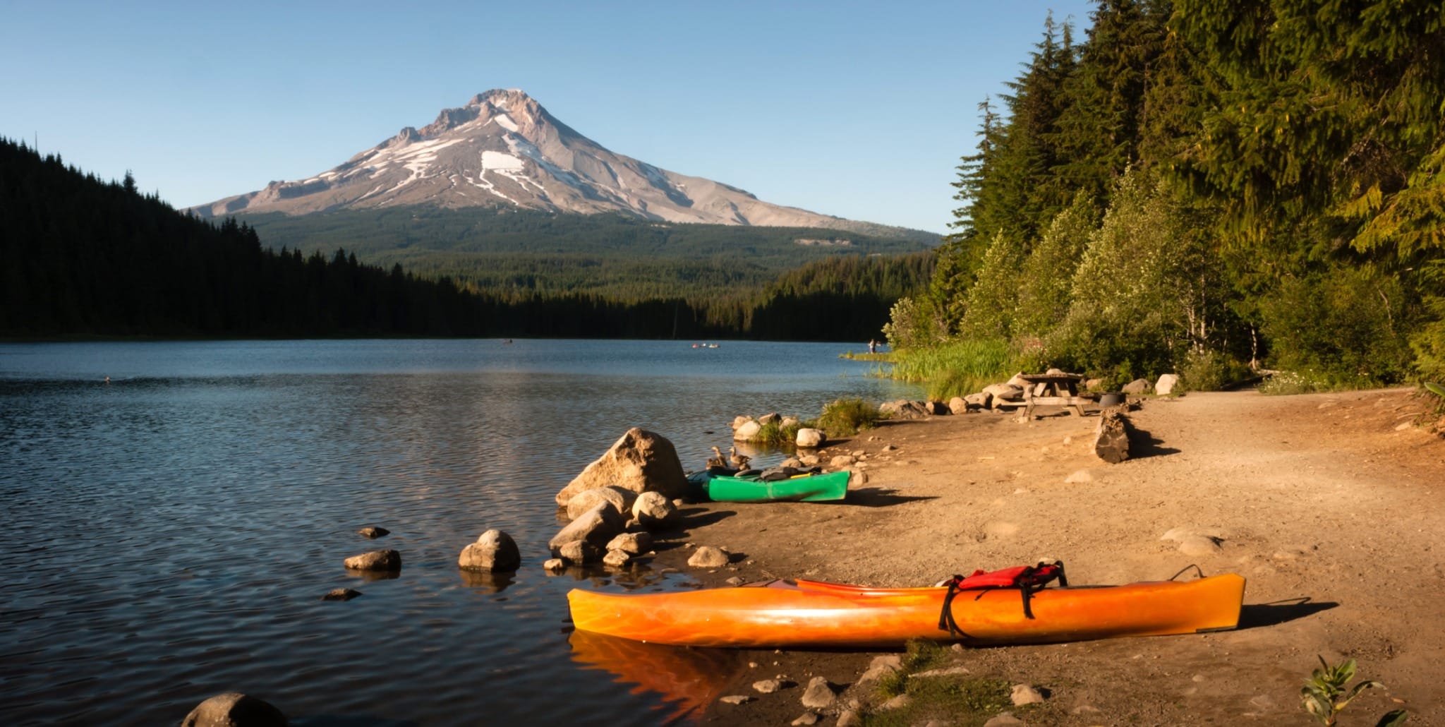 Kajaks bij Trillium Lake met Mount Hood in Oregon