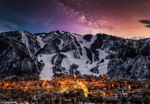 Skipistes bij nacht in Aspen, Colorado