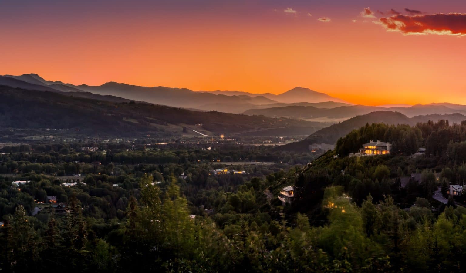 Zonsondergang boven vallei in Aspen, Colorado