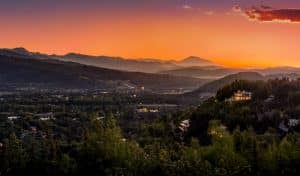 Zonsondergang boven vallei in Aspen, Colorado
