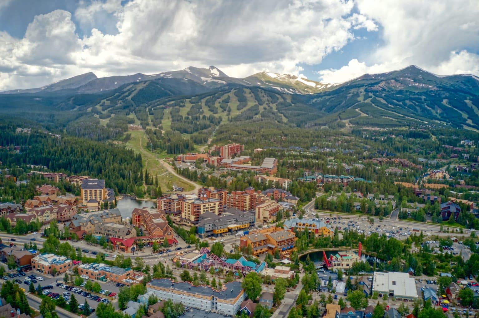 Breckenridge Colorado met bergen en dorpscentrum in de zomer