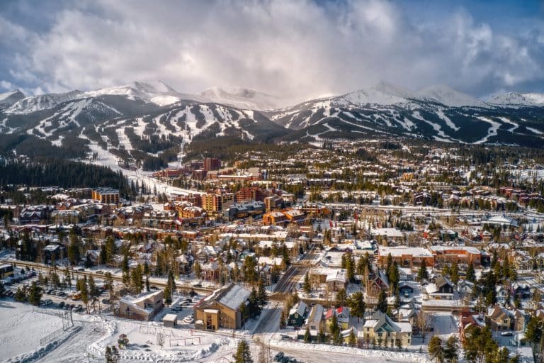 Breckenridge Colorado met sneeuw en bergen