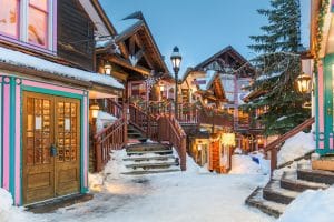 Breckenridge Colorado met sneeuw en houten winkels