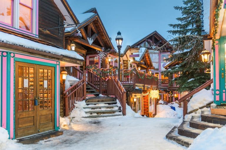 Breckenridge Colorado met sneeuw en houten winkels