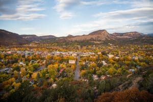 Durango Colorado in herfstkleuren met bergen op de achtergrond
