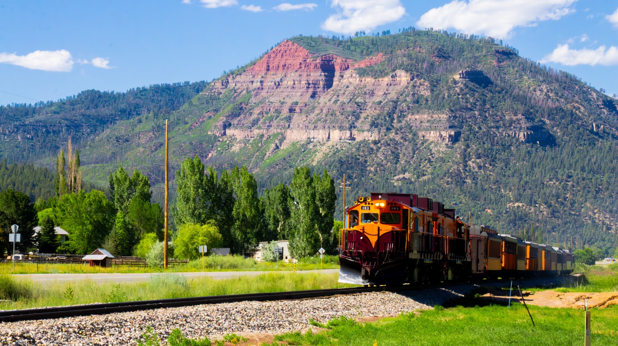 Stoomtrein in Durango Colorado met bergen op de achtergrond
