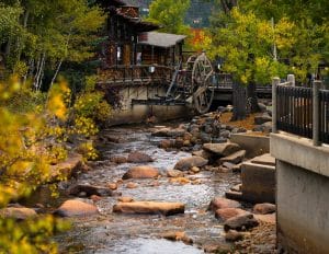 Rivier in centrum van Estes Park Colorado