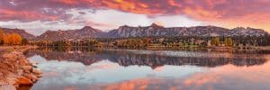 Estes Park Colorado meer met bergen bij zonsondergang