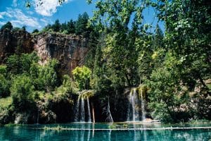 Uitzicht op Hanging Lake in Glenwood Springs vanuit het bos