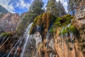 Zijaanzicht van Hanging Lake waterval in Glenwood Springs, Colorado