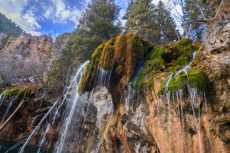 Zijaanzicht van Hanging Lake waterval in Glenwood Springs, Colorado
