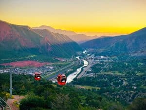 Gondellift boven Glenwood Springs, Colorado bij zonsondergang