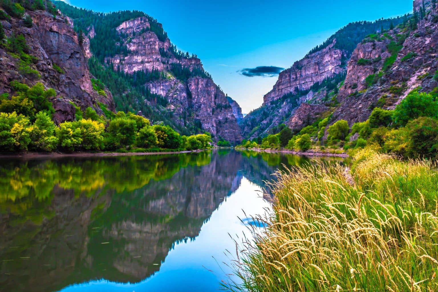 Rivier in kloof bij Glenwood Springs, Colorado