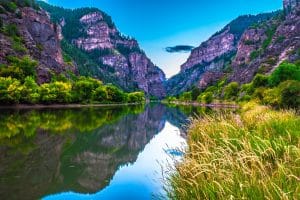 Rivier in kloof bij Glenwood Springs, Colorado