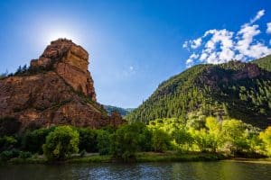 Rotsformatie bij rivier in Glenwood Springs, Colorado