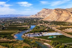 Coloradorivier met dorp bij Grand Junction, Colorado