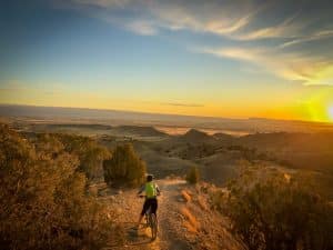 Mountainbiken bij zonsondergang in Grand Junction, Colorado