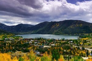Grand Lake Colorado dorp met meer en herfstkleuren