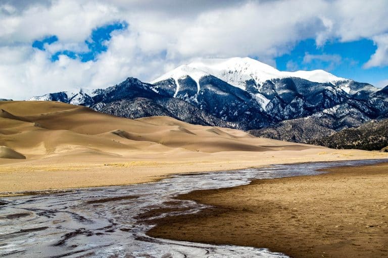 Rivier en zandduinen in Great Sand Dunes National Park