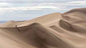 Twee wandelaars op zandduinen in Great Sand Dunes