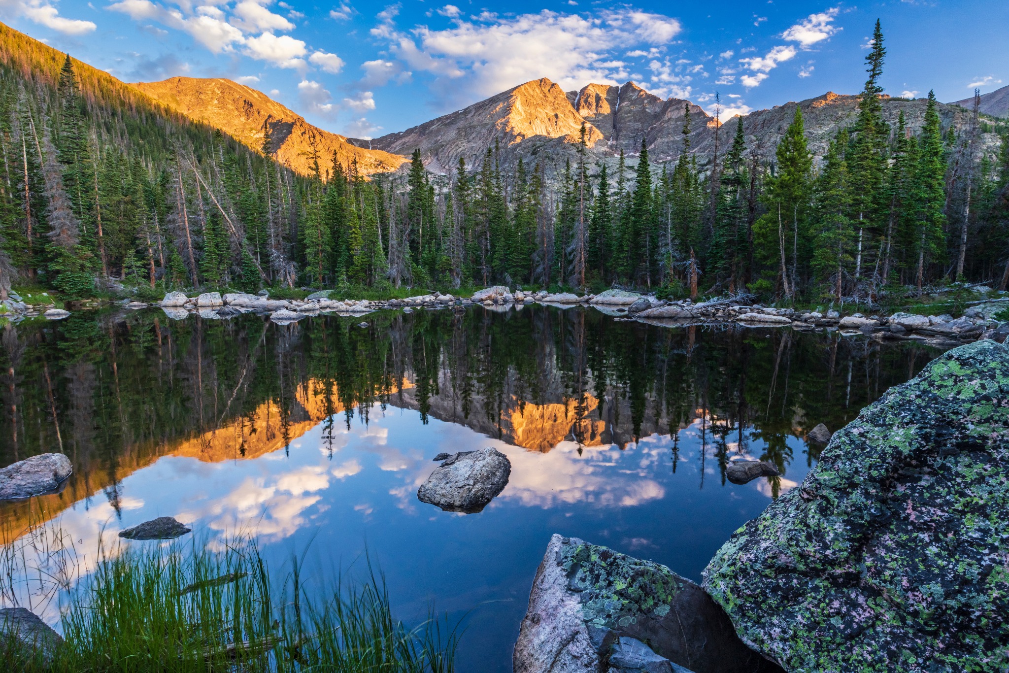 Reflecties op bergmeer in Rocky Mountain National Park