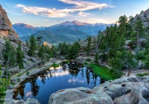 Bergmeer in Rocky Mountain National Park Colorado met bomen