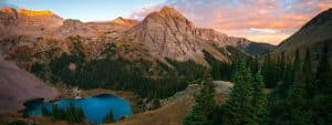 Bergmeer bij zonsondergang in Colorado