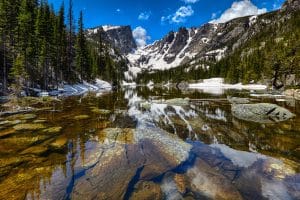 Emerald Lake in Colorado met besneeuwde bergen