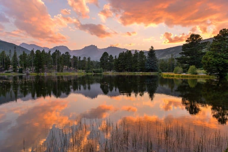 Sprague Lake bij zonsopgang in Colorado