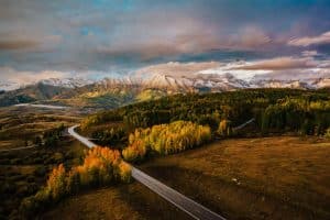 Herfstlandschap in Telluride Colorado met weg en bergen