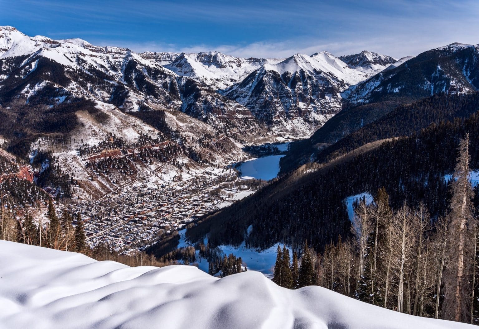 Uitzicht op Telluride Colorado met bergen en meer