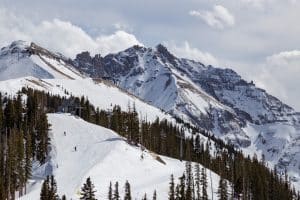 Skipiste in Telluride Colorado met sparrenbossen