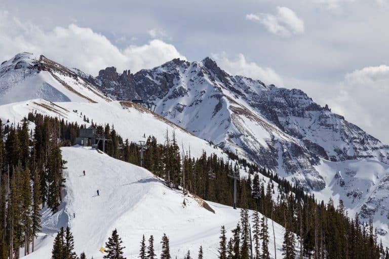 Skipiste in Telluride Colorado met sparrenbossen