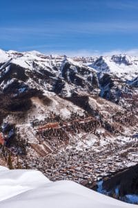 Besneeuwd panorama van Telluride Colorado met bergen