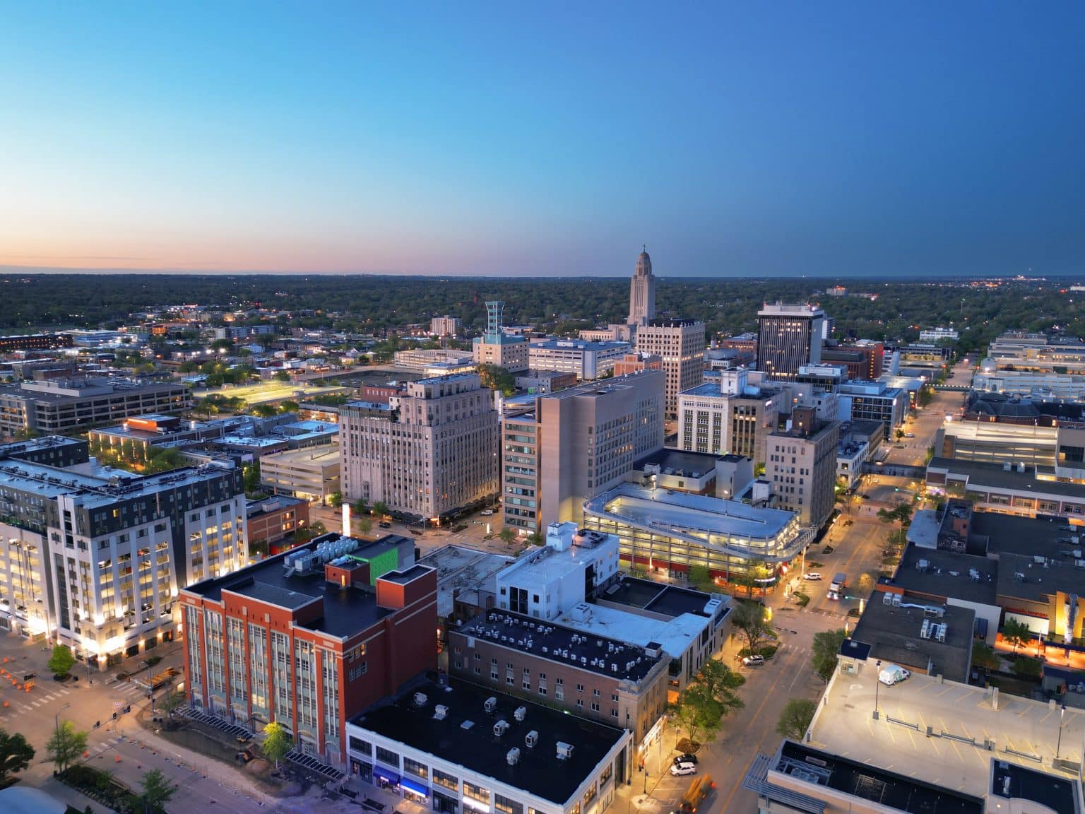 Centrum van Lincoln, Nebraska bij avondschemering