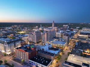 Centrum van Lincoln, Nebraska bij avondschemering