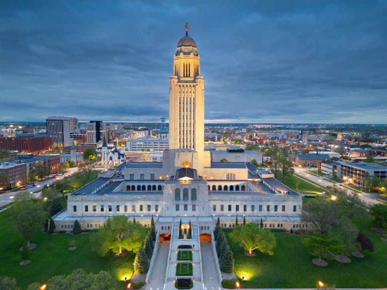 Nebraska State Capitol in Lincoln bij avondlicht