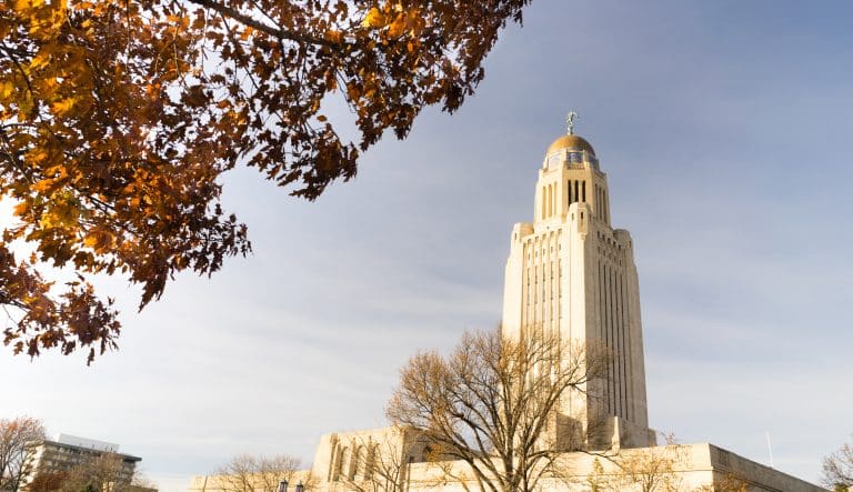 Nebraska State Capitol in Lincoln tijdens de herfst