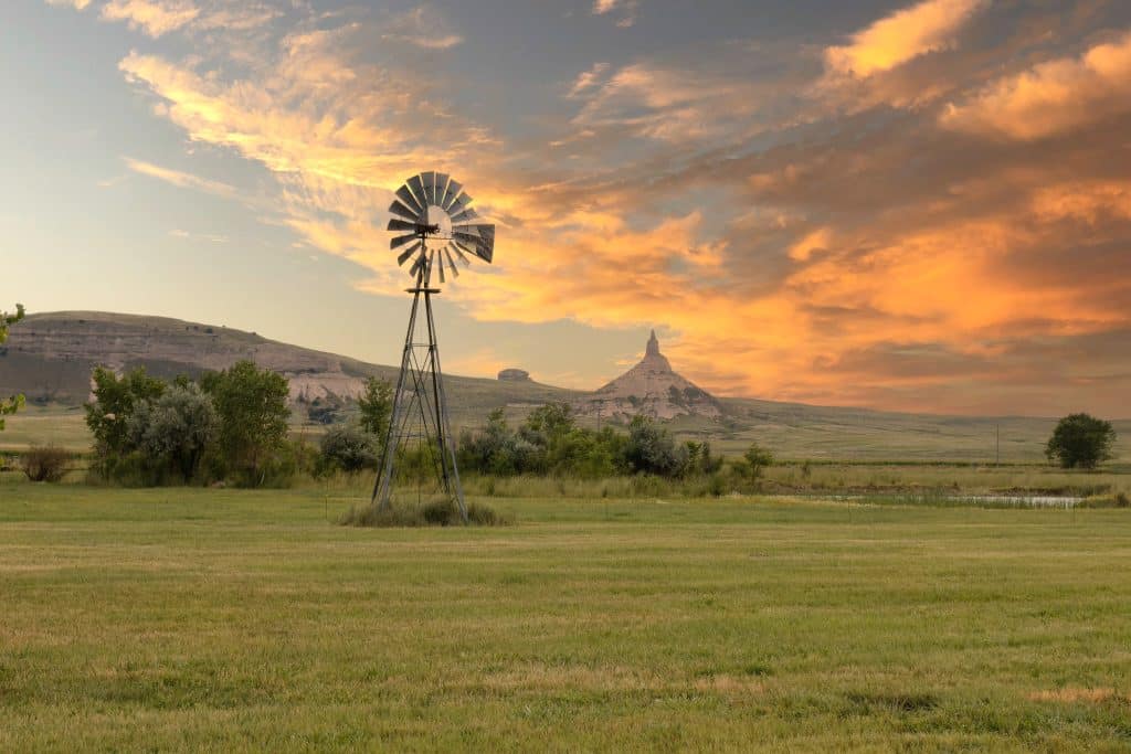Windmolen met Chimney Rock op achtergrond in Nebraska