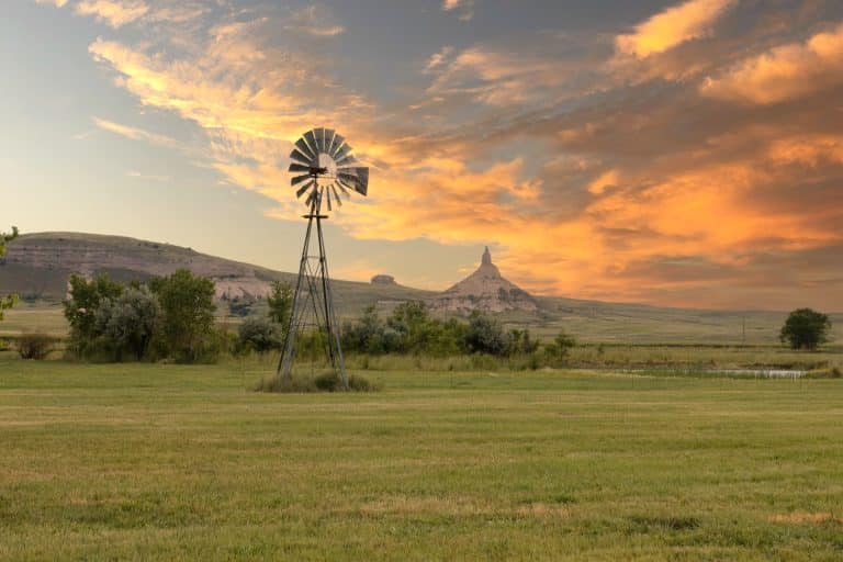 Windmolen met Chimney Rock op achtergrond in Nebraska