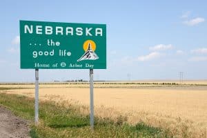 Welkomstbord van Nebraska langs graanvelden