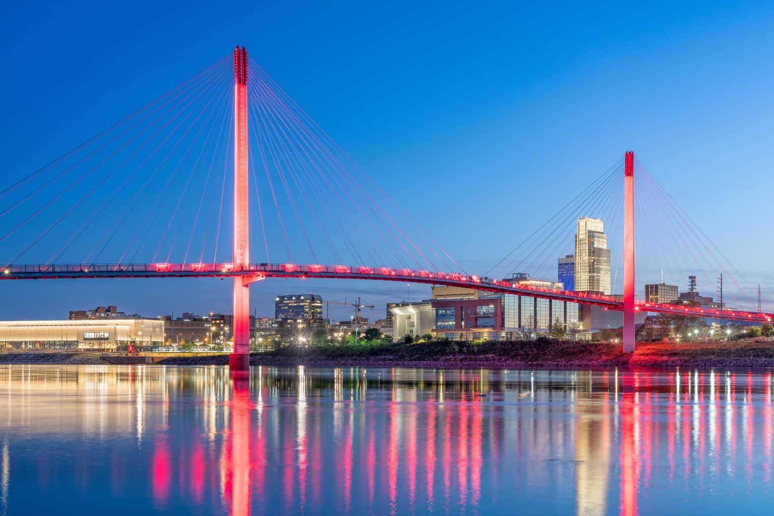 Bob Kerrey voetgangersbrug bij nacht in Omaha, Nebraska