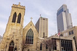 Kerk en wolkenkrabber in Omaha, Nebraska
