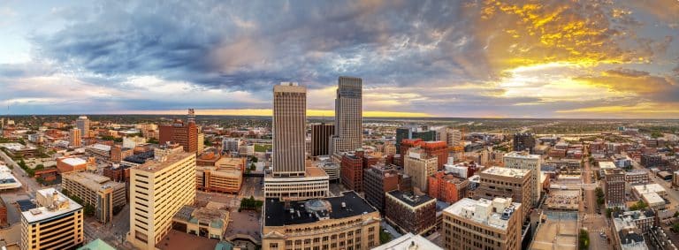Panorama van Omaha centrum bij zonsondergang