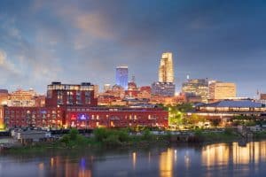 Omaha skyline bij zonsondergang, gezien vanaf parkgebied