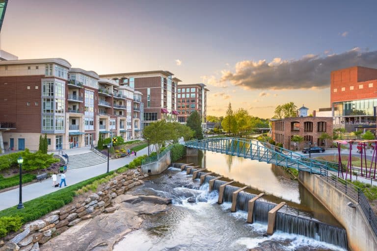 Rivier met moderne gebouwen in Greenville South Carolina