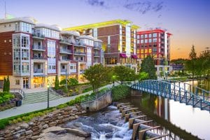 Avondbeeld van rivierbrug en appartementen Greenville South Carolina