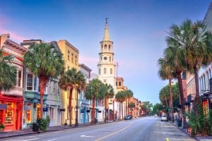 Historische straat met kerk in Charleston South Carolina