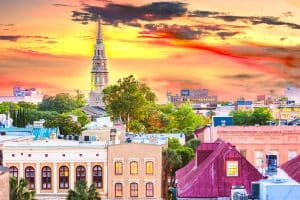 Kerk en stadsdaken van Charleston South Carolina bij zonsondergang
